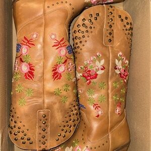 Dingo studded cowboy boot size 9